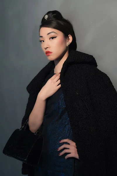 Stilvolle wohlhabende asiatische Frau — Stockfoto