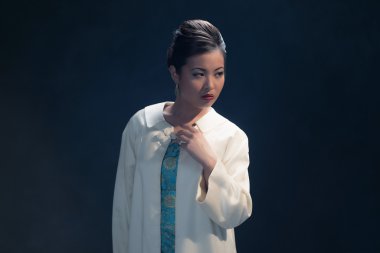 Posh Asyalı kadın