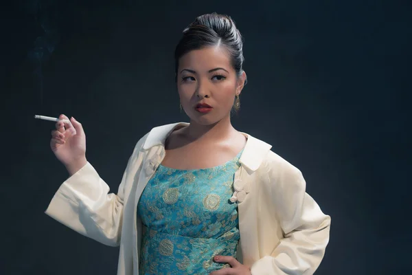 Азиатка в стиле ретро 40-х — стоковое фото
