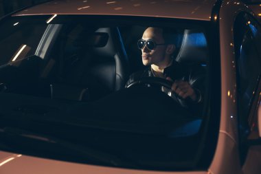 Gözlüklü kalça Asyalı adam