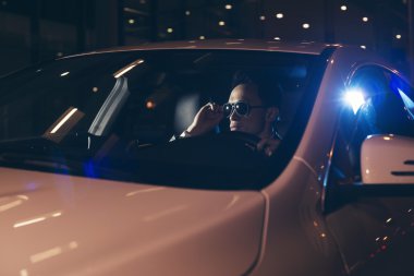 Gözlüklü kalça Asyalı adam