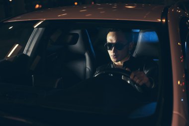 Gözlüklü kalça Asyalı adam