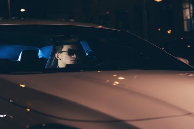 Gözlüklü kalça Asyalı adam