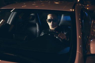 Gözlüklü kalça Asyalı adam