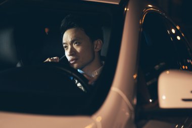 Genç Asyalı işadamı arıyor