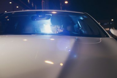 Arabada Asyalı adam