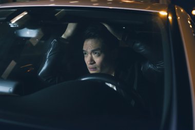 Arabada Asyalı adam