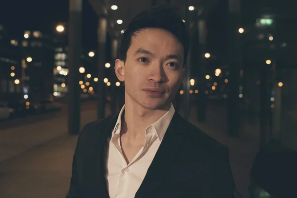 Nahaufnahme eines jungen asiatischen Geschäftsmannes — Stockfoto