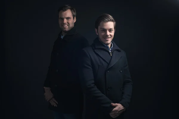 Dois homens de casaco . — Fotografia de Stock