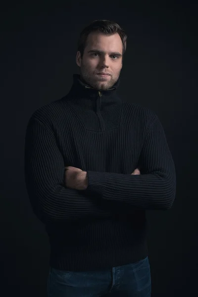 Μόδα χειμώνα άνθρωπος φορώντας πουλόβερ — Φωτογραφία Αρχείου
