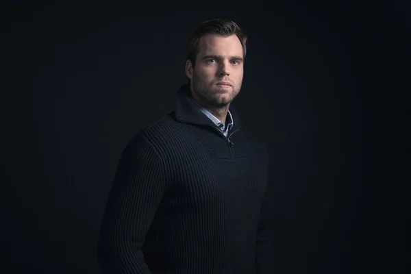 Homem elegante usando suéter — Fotografia de Stock