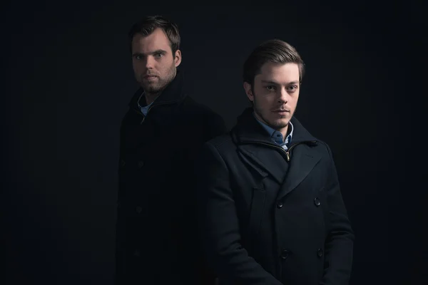 Dois homens em azul escuro casaco de inverno . — Fotografia de Stock