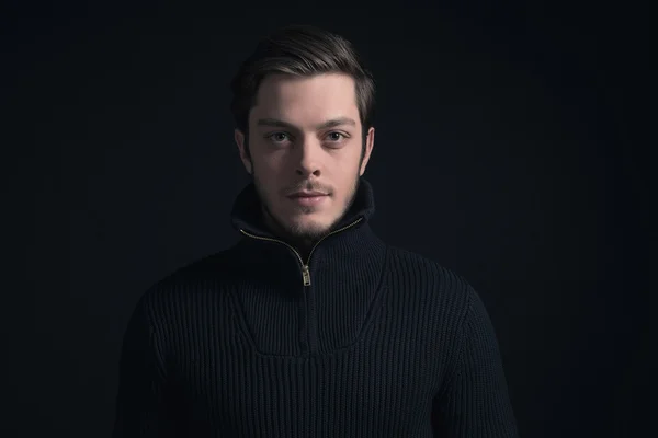 Hombre con barba rastrera con cuello alto . —  Fotos de Stock