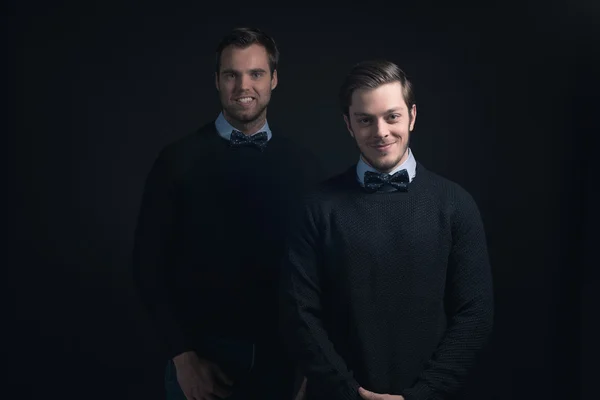 Dwóch mężczyzn uśmiechający się w ciemny niebieski sweter — Zdjęcie stockowe
