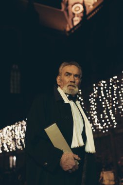 Smokin iyi giyimli adam