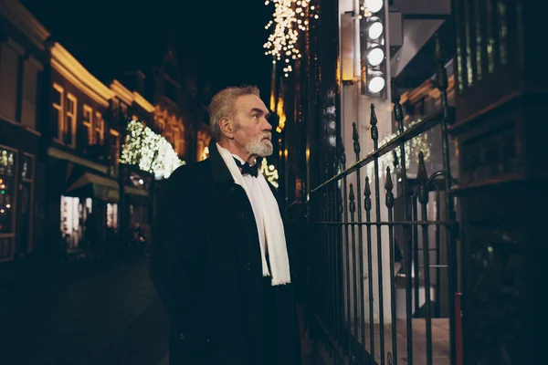 Man in tuxedo window shopping — Stock Photo, Image