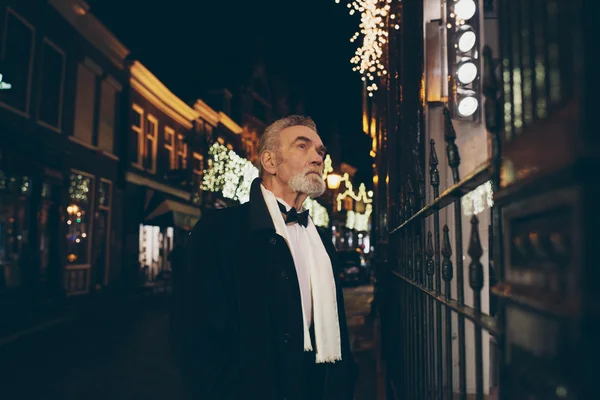 Man in tuxedo window shopping — Stock Photo, Image