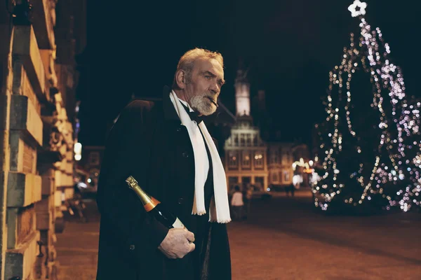 Muž ve smokingu s lahví šampaňského — Stock fotografie