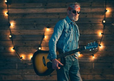 Üst düzey sakallı gitarist holding gitar