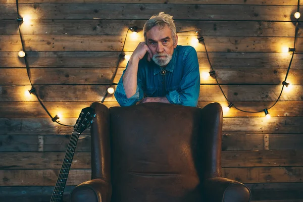 Músico con barba apoyada en el respaldo de la silla —  Fotos de Stock