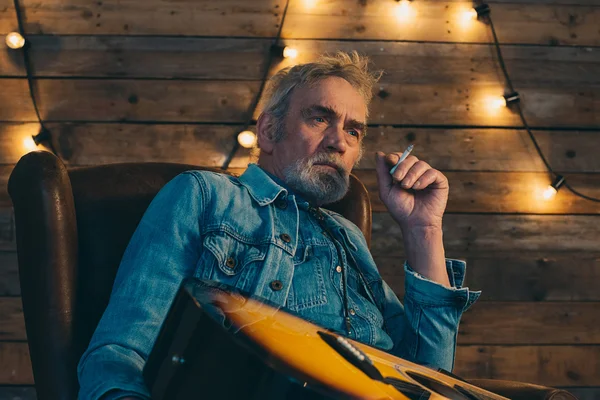 Starszy gitarzysta palenia — Zdjęcie stockowe