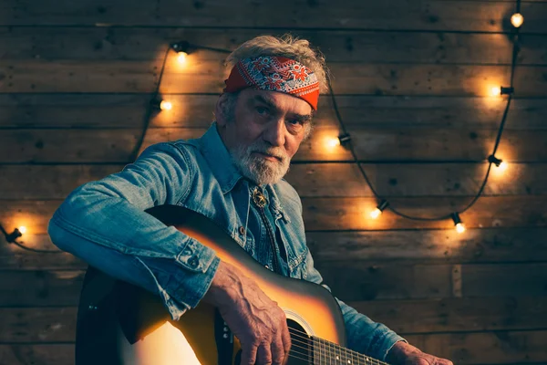 Guitariste senior avec barbe assise sur une chaise — Photo