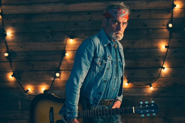 Senior bearded guitarist holding guitar — Stock Photo, Image