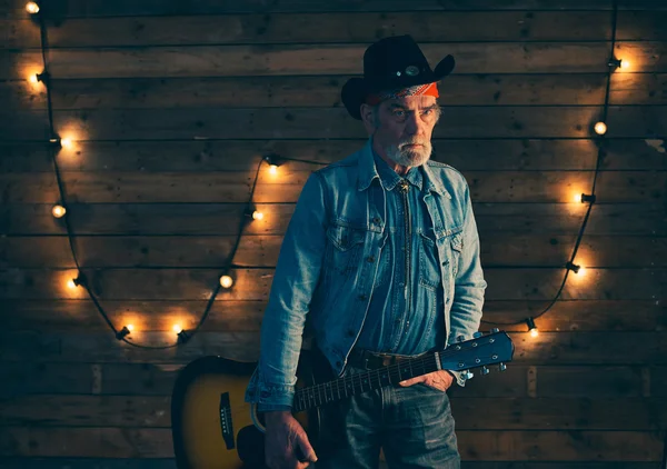 Senior bärtigen Land und westlichen Musiker — Stockfoto