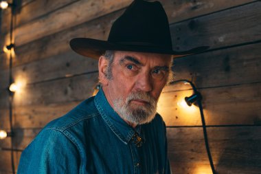 Sakallı üst düzey kovboy