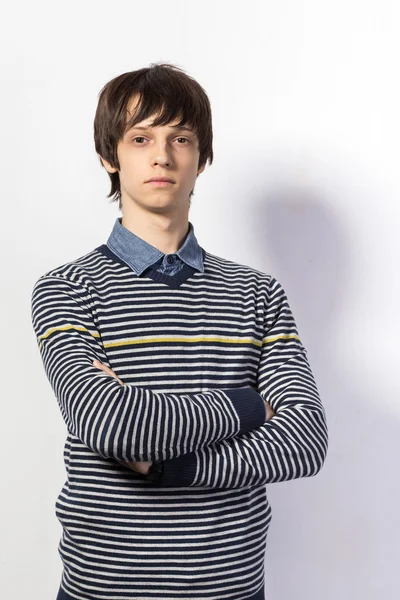 Portret fajny młody chłopak stojący w ubranie — Zdjęcie stockowe
