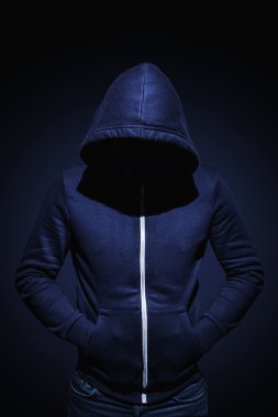 Düşük anahtar görüntü hoodie gömlekli bir adam