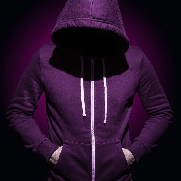 Düşük anahtar görüntü hoodie gömlekli bir adam