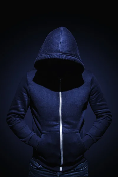 Düşük anahtar görüntü hoodie gömlekli bir adam — Stok fotoğraf