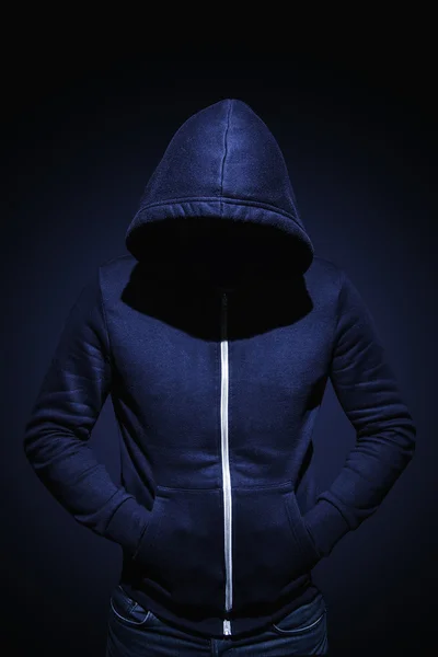 Düşük anahtar görüntü hoodie gömlekli bir adam