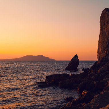 minimalist deniz manzarası. kıyı gündoğumu.