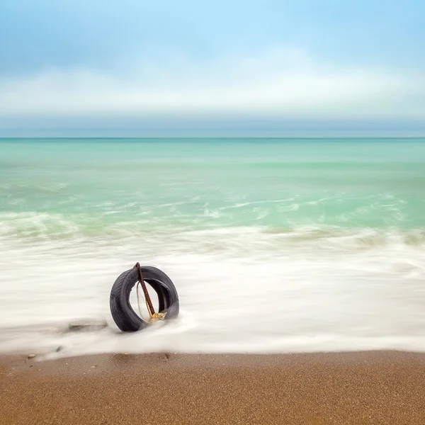 Paisaje marino minimalista. Salida del sol costero . — Foto de Stock