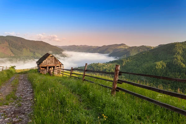 Summer landscape. Mountain village in the Ukrainian Carpathians. Dramatic sky. — Stock Photo, Image