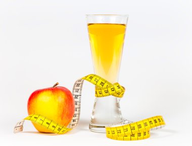 Bir sarı kırmızı elma ve suyu - sağlıklı beslenme kavramı kaydırma teyp ölçme