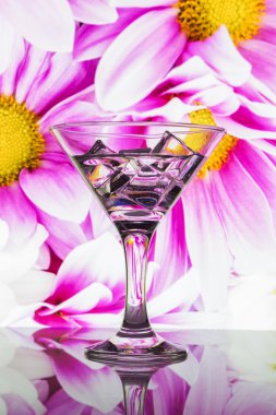 içki ve buz küp içine bir cam doğa arka planı