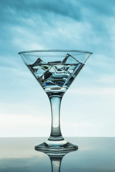 Getränk und Eiswürfel in ein Glas vor dem Hintergrund der Natur — Stockfoto