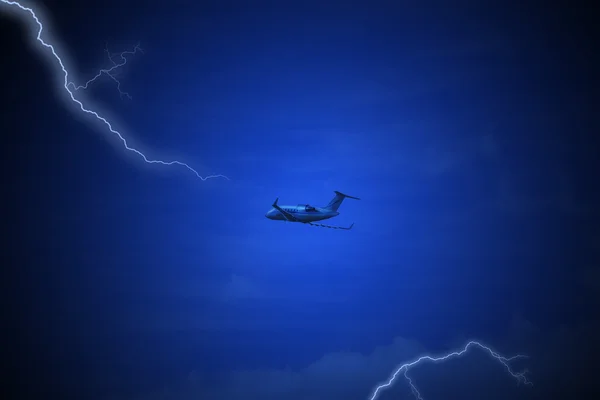 Noche volando en tormenta — Foto de Stock