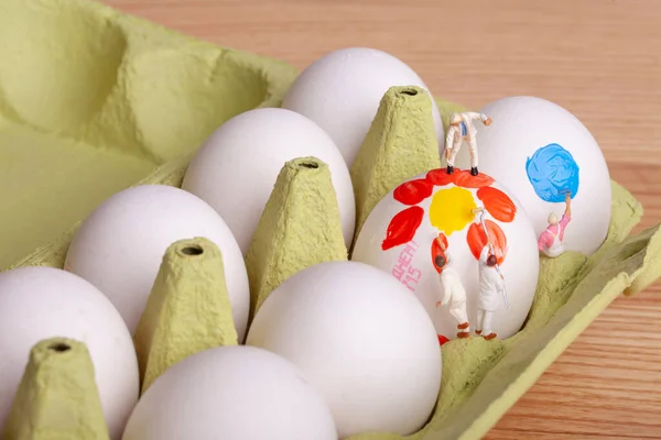Μινιατούρες Άνθρωποι Βάφουν Ένα Πασχαλινό Αυγό — Φωτογραφία Αρχείου
