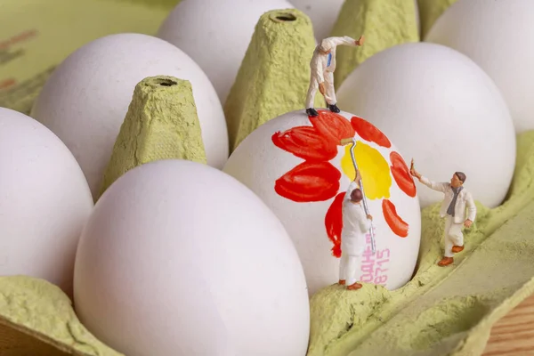 Gente Miniatura Está Pintando Huevos Pascua —  Fotos de Stock