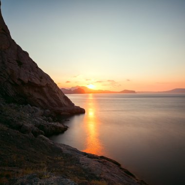 Denizin üstünde gün batımı