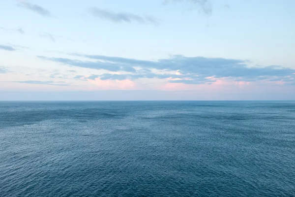 Modré moře a mraky na obloze — Stock fotografie