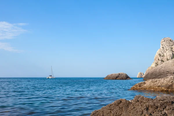 Mare azzurro e nuvole sul cielo — Foto Stock