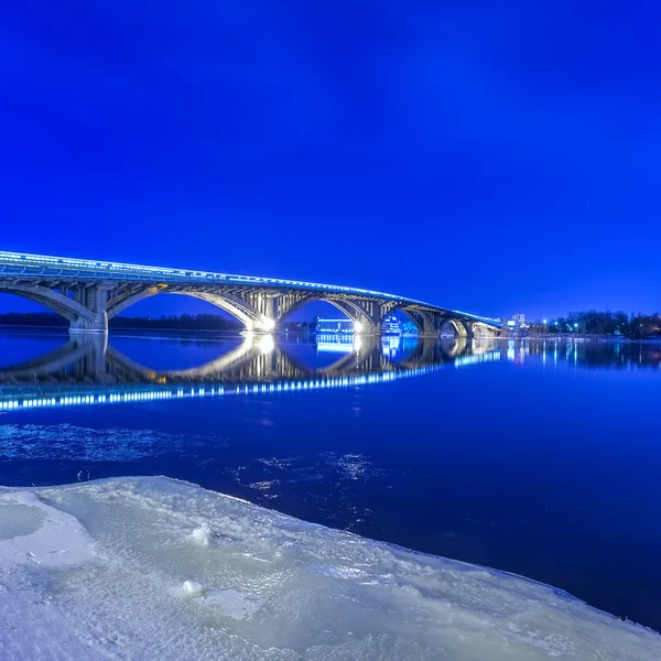 Winter kyiv U-Bahn-Brücke in der Nacht — Stockfoto