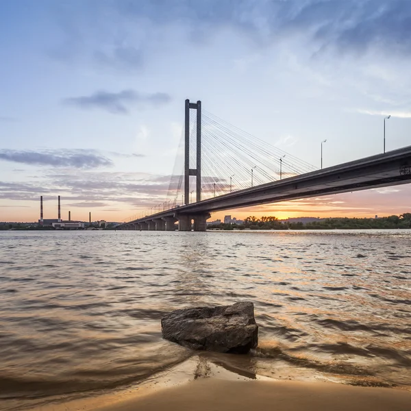 Zuid-brug in kiev bij zonsondergang — Stockfoto