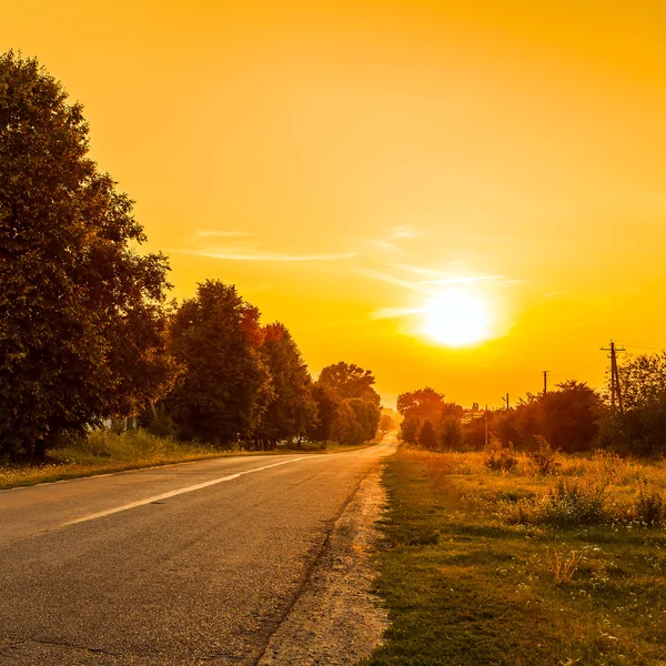 Strada asfaltata vuota al tramonto — Foto Stock
