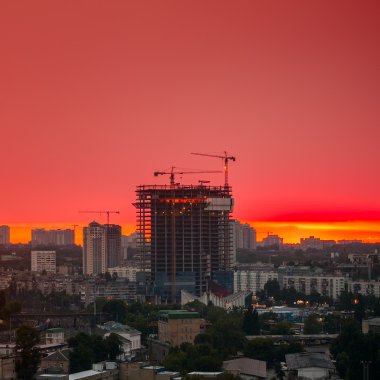 İnşaat alanındaki kule vincinin silueti.